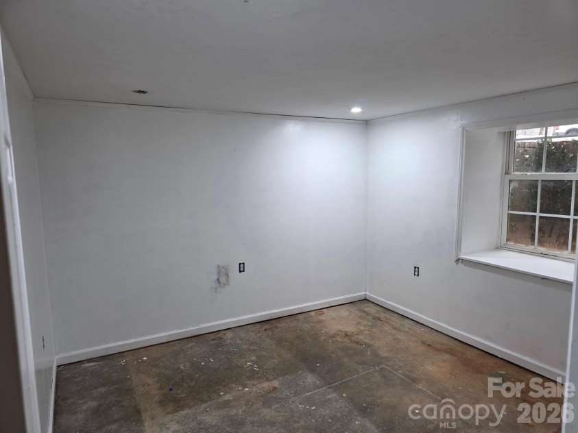 3 Forest Drive, Lexington, NC 27292.  MLS# CAR4342487, YatesRealty ID 4352. 