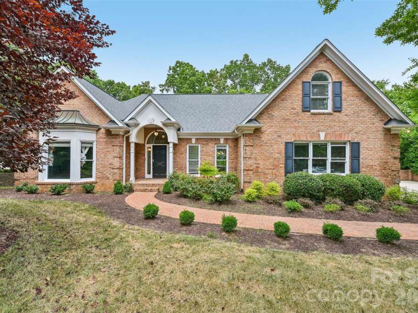 5609 Camilla Drive, Charlotte, NC 28226.  MLS# CAR4408477, YatesRealty ID 43524. 