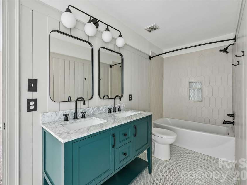 5609 Camilla Drive, Charlotte, NC 28226.  MLS# CAR4408477, YatesRealty ID 43524. 