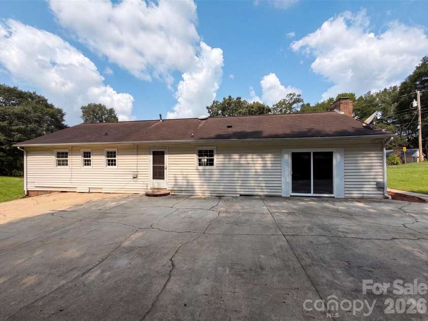 529 Timberlane Drive, Mount Holly, NC 28120.  MLS# CAR4409288, YatesRealty ID 43525. 