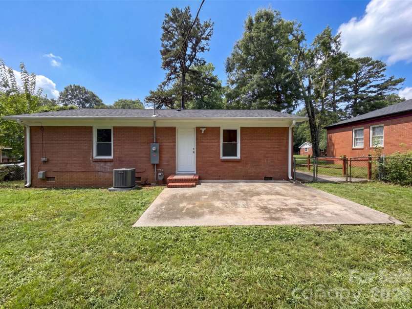 528 Kentbrook Drive, Charlotte, NC 28213.  MLS# CAR4410070, YatesRealty ID 43527. 