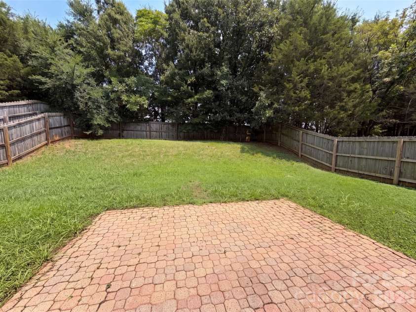 5714 Waverly Lynn Lane, Charlotte, NC 28269.  MLS# CAR4408920, YatesRealty ID 43529. 