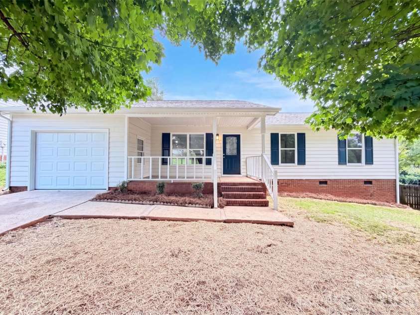 8822 Hunter Green Lane, Charlotte, NC 28227.  MLS# CAR4412591, YatesRealty ID 43536. 