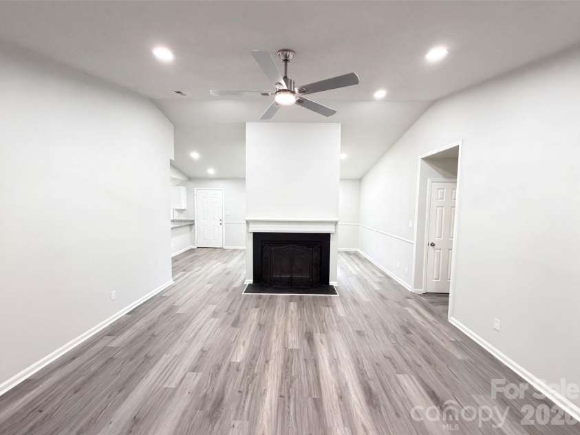 8822 Hunter Green Lane, Charlotte, NC 28227.  MLS# CAR4412591, YatesRealty ID 43536. 