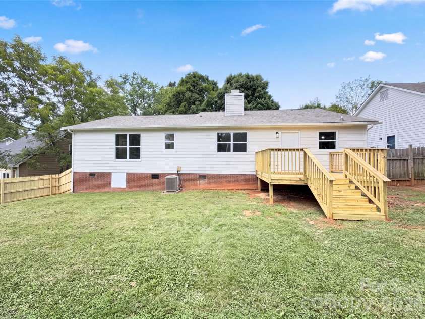 8822 Hunter Green Lane, Charlotte, NC 28227.  MLS# CAR4412591, YatesRealty ID 43536. 