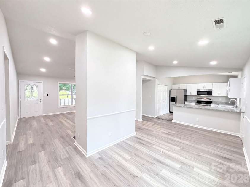 8822 Hunter Green Lane, Charlotte, NC 28227.  MLS# CAR4412591, YatesRealty ID 43536. 