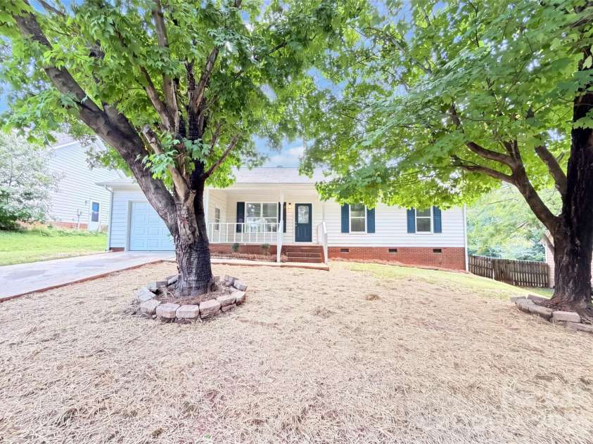 8822 Hunter Green Lane, Charlotte, NC 28227.  MLS# CAR4412591, YatesRealty ID 43536. 