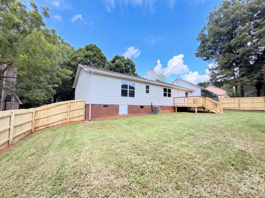 8822 Hunter Green Lane, Charlotte, NC 28227.  MLS# CAR4412591, YatesRealty ID 43536. 
