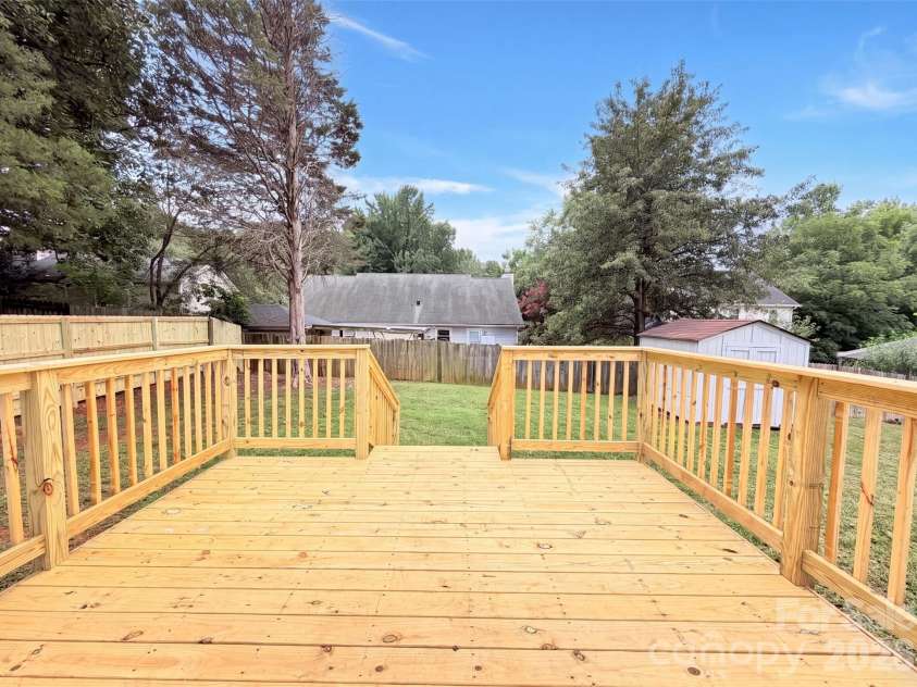 8822 Hunter Green Lane, Charlotte, NC 28227.  MLS# CAR4412591, YatesRealty ID 43536. 