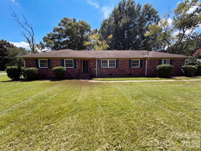 8901 Hood Road, Charlotte, NC 28215.  MLS# CAR4413653, YatesRealty ID 43541. 