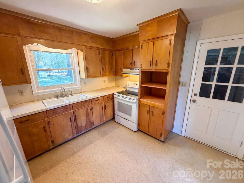 8901 Hood Road, Charlotte, NC 28215.  MLS# CAR4413653, YatesRealty ID 43541. 