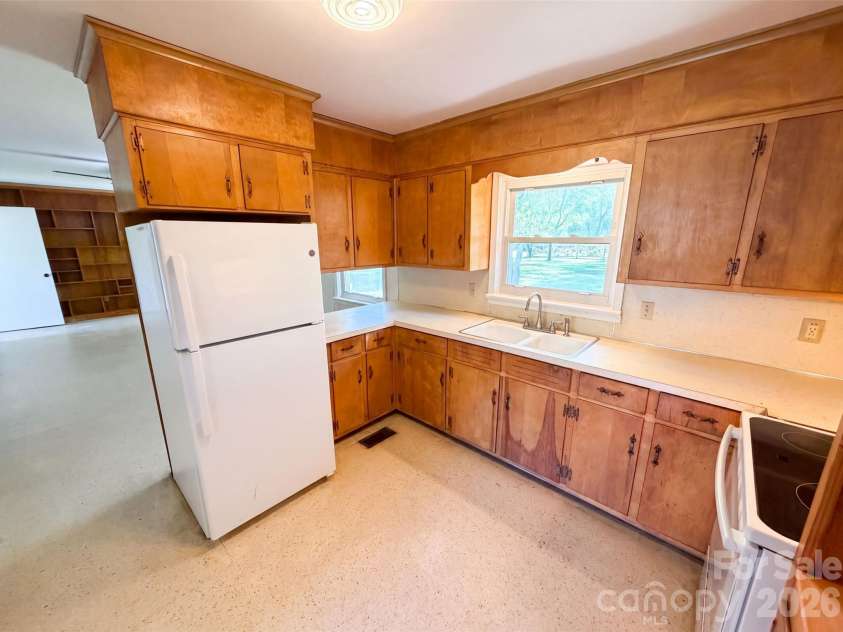 8901 Hood Road, Charlotte, NC 28215.  MLS# CAR4413653, YatesRealty ID 43541. 