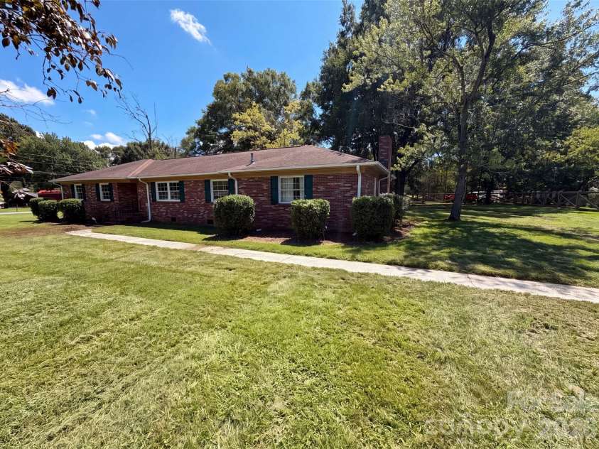 8901 Hood Road, Charlotte, NC 28215.  MLS# CAR4413653, YatesRealty ID 43541. 