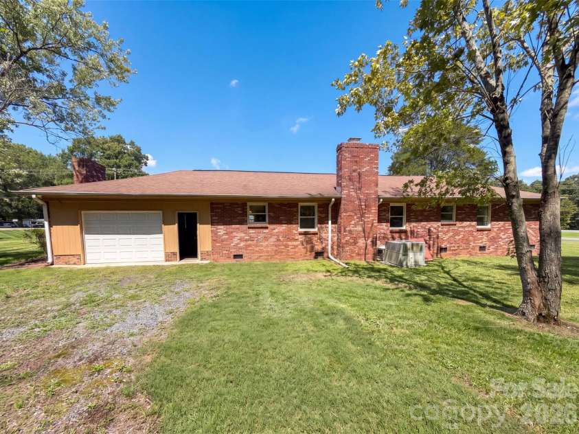 8901 Hood Road, Charlotte, NC 28215.  MLS# CAR4413653, YatesRealty ID 43541. 