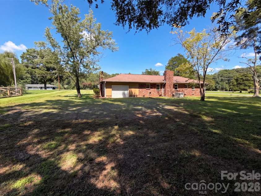 8901 Hood Road, Charlotte, NC 28215.  MLS# CAR4413653, YatesRealty ID 43541. 