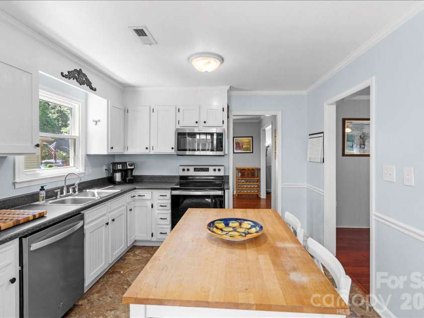 9614 Lone Oak Court, Charlotte, NC 28270.  MLS# CAR4410259, YatesRealty ID 43544. 