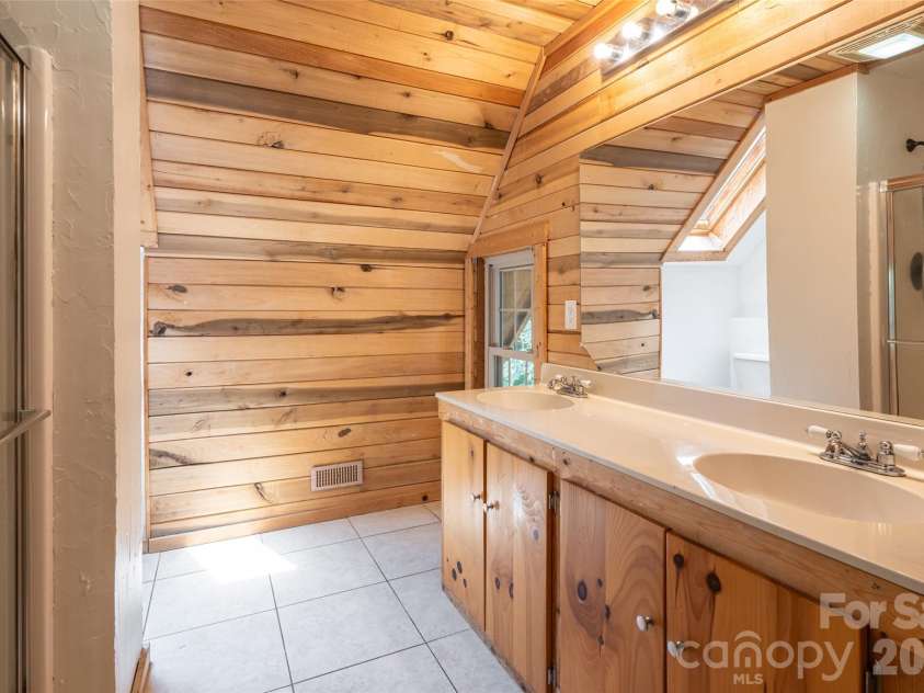 24 Gregory Hill Road, Fairview, NC 28730.  MLS# CAR4408771, YatesRealty ID 43545. Upstairs Full Bathroom