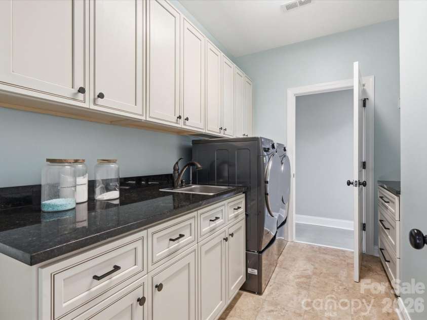 1004 Viscount Drive, Matthews, NC 28104.  MLS# CAR4404468, YatesRealty ID 43547. 