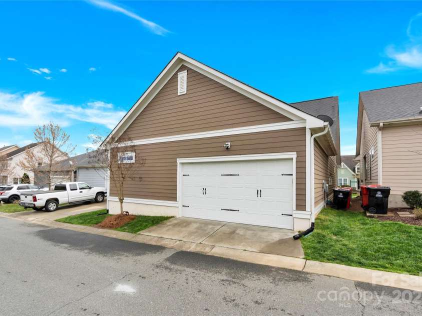 12424 Bradford Park Drive, Davidson, NC 28036.  MLS# CAR4241762, YatesRealty ID 4355. 