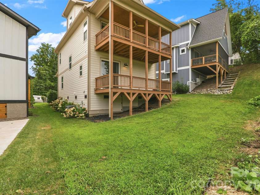 9 Hilldale Road, Asheville, NC 28803.  MLS# CAR4408240, YatesRealty ID 43550. Double Balcony