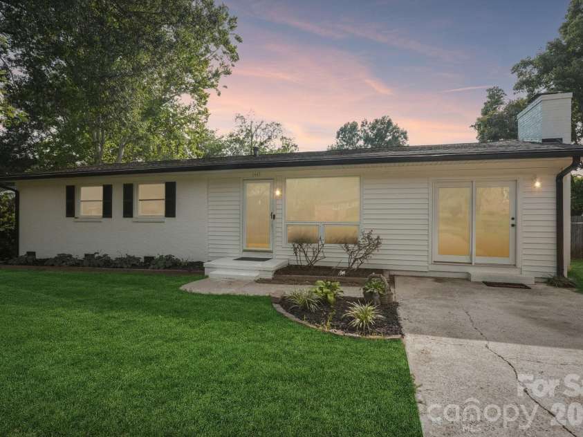 1443 Lynhurst Drive, Gastonia, NC 28054.  MLS# CAR4412821, YatesRealty ID 43552. 
