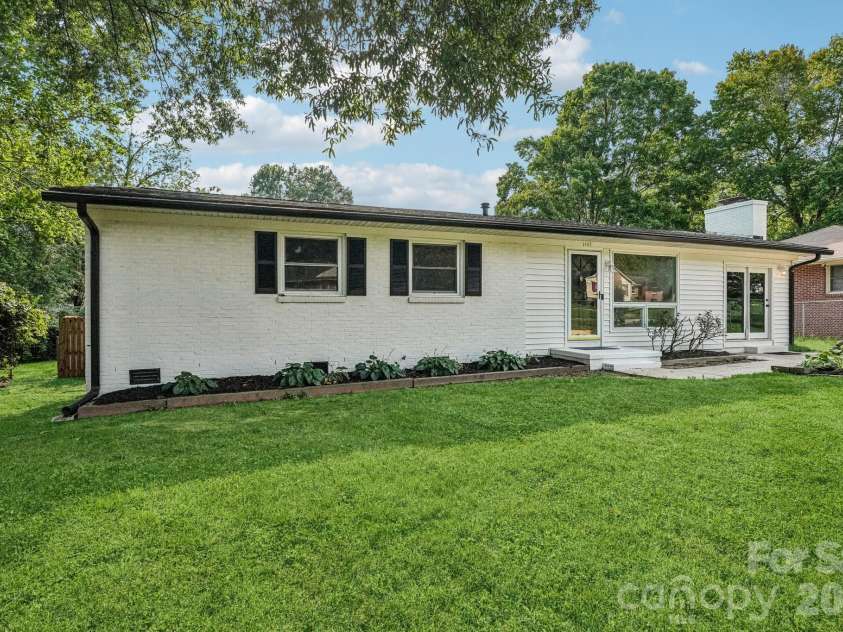 1443 Lynhurst Drive, Gastonia, NC 28054.  MLS# CAR4412821, YatesRealty ID 43552. 