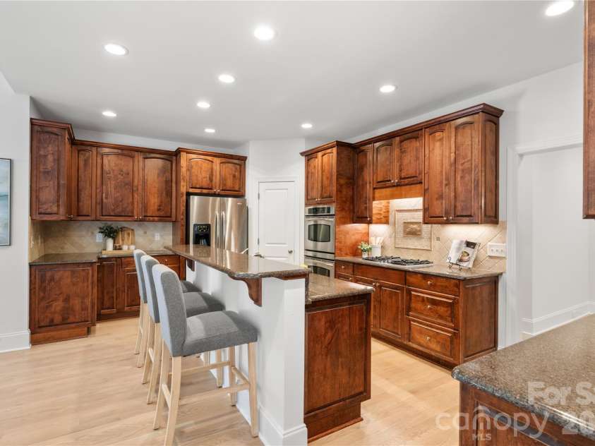 868 Savile Lane, Fort Mill, SC 29715.  MLS# CAR4409801, YatesRealty ID 43556. Custom kitchen