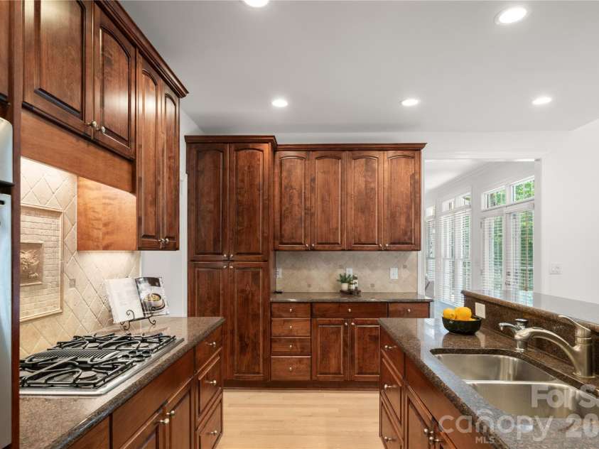 868 Savile Lane, Fort Mill, SC 29715.  MLS# CAR4409801, YatesRealty ID 43556. Gas cooktop