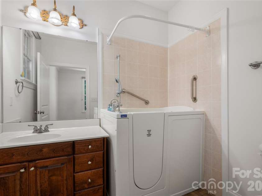 868 Savile Lane, Fort Mill, SC 29715.  MLS# CAR4409801, YatesRealty ID 43556. Main floor full guest bath
