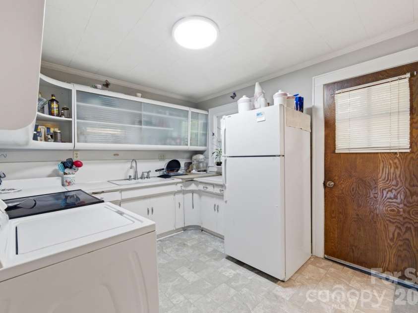1659 maple Avenue, Albemarle, NC 28001.  MLS# CAR4409769, YatesRealty ID 43559. Kitchen