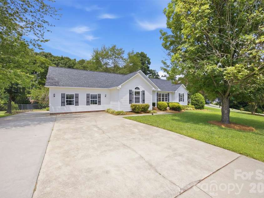 233 Summey Barker Drive, Dallas, NC 28034.  MLS# CAR4412447, YatesRealty ID 43562. 
