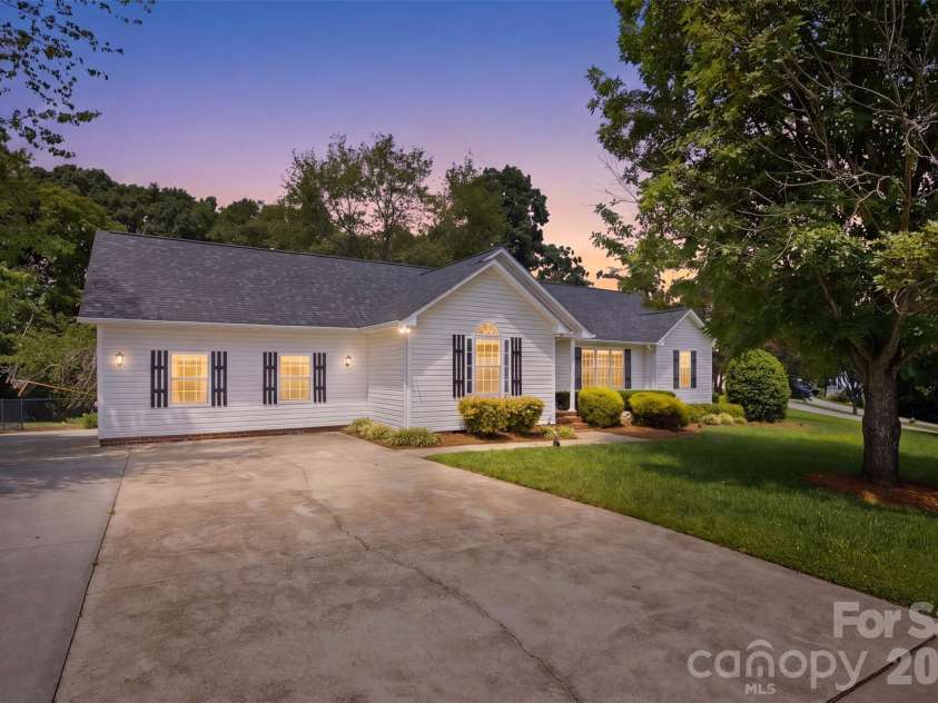233 Summey Barker Drive, Dallas, NC 28034.  MLS# CAR4412447, YatesRealty ID 43562. 