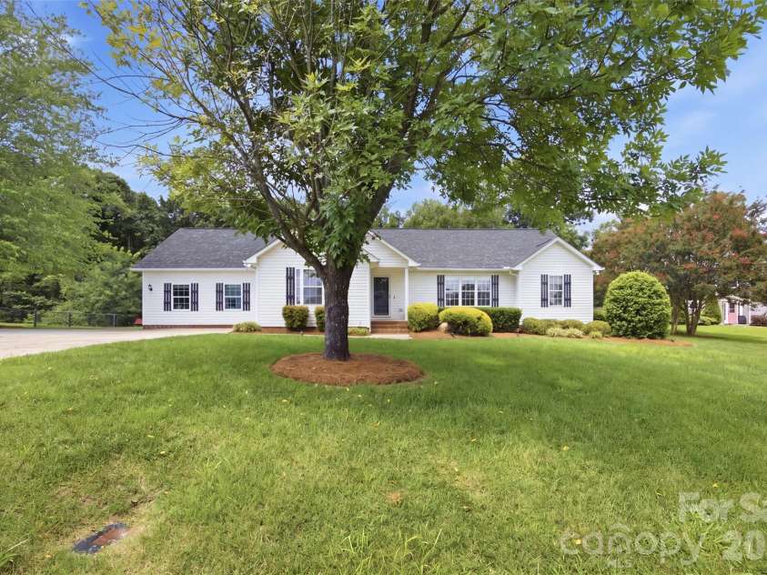 233 Summey Barker Drive, Dallas, NC 28034.  MLS# CAR4412447, YatesRealty ID 43562. 