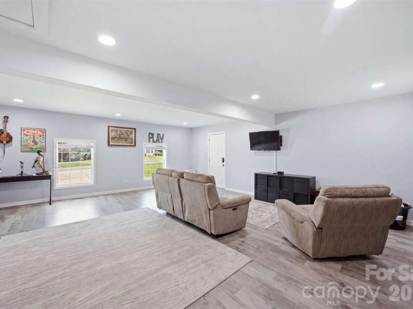 233 Summey Barker Drive, Dallas, NC 28034.  MLS# CAR4412447, YatesRealty ID 43562. 