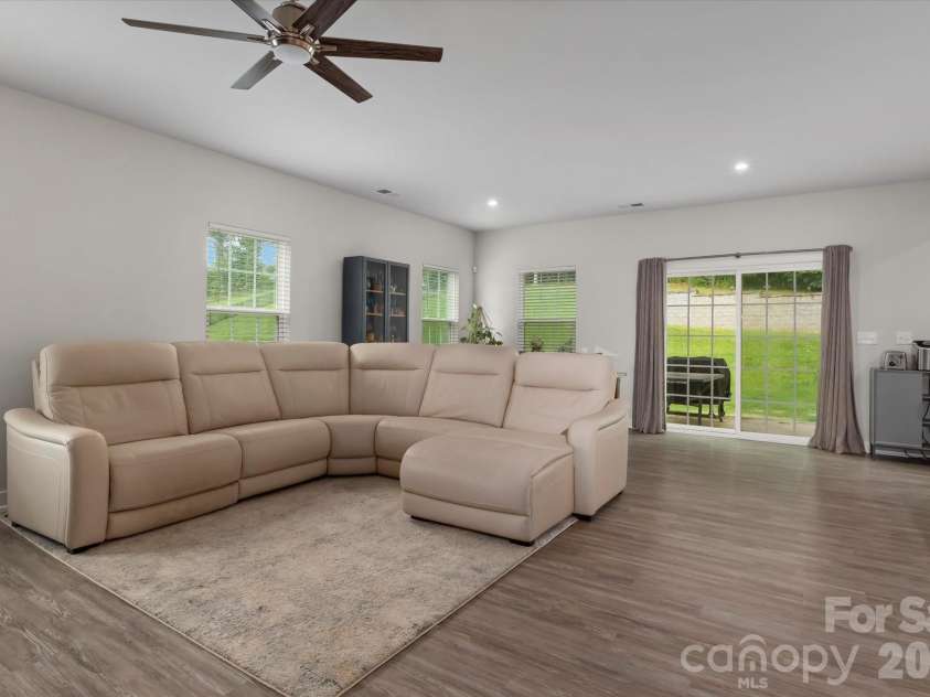 10250 Paper Birch Drive, Charlotte, NC 28215.  MLS# CAR4379500, YatesRealty ID 43565. 