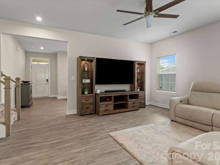 10250 Paper Birch Drive, Charlotte, NC 28215.  MLS# CAR4379500, YatesRealty ID 43565. 