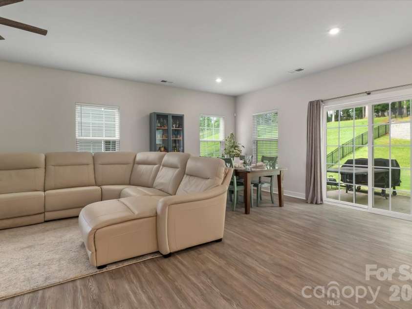 10250 Paper Birch Drive, Charlotte, NC 28215.  MLS# CAR4379500, YatesRealty ID 43565. 