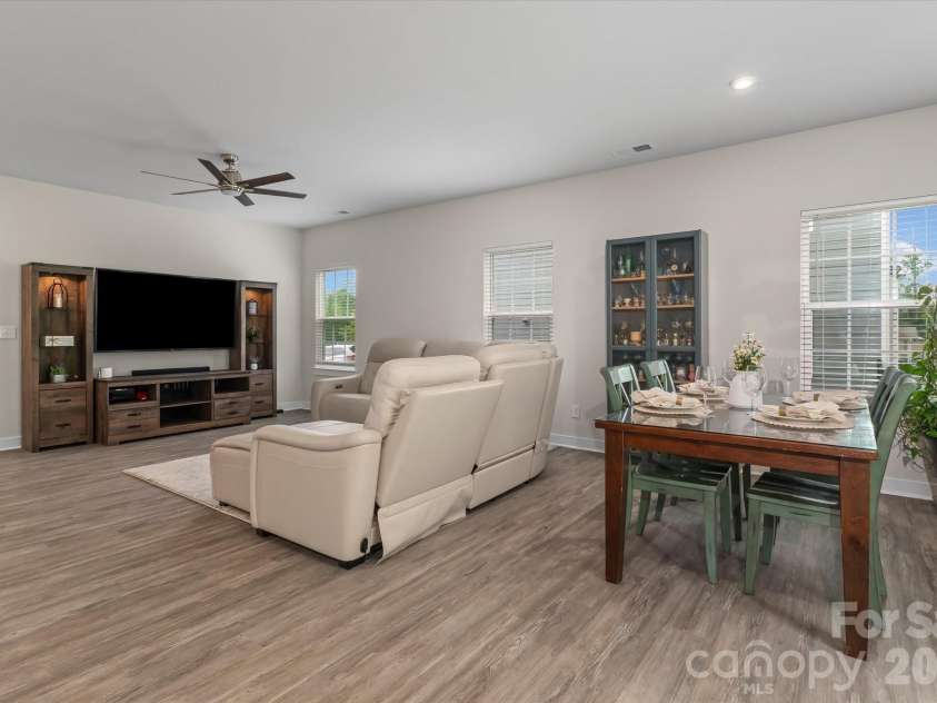 10250 Paper Birch Drive, Charlotte, NC 28215.  MLS# CAR4379500, YatesRealty ID 43565. 