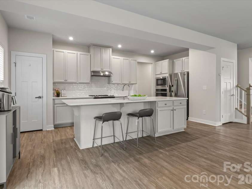 10250 Paper Birch Drive, Charlotte, NC 28215.  MLS# CAR4379500, YatesRealty ID 43565. 