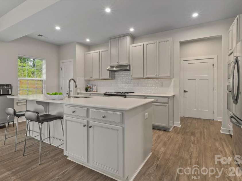 10250 Paper Birch Drive, Charlotte, NC 28215.  MLS# CAR4379500, YatesRealty ID 43565. 