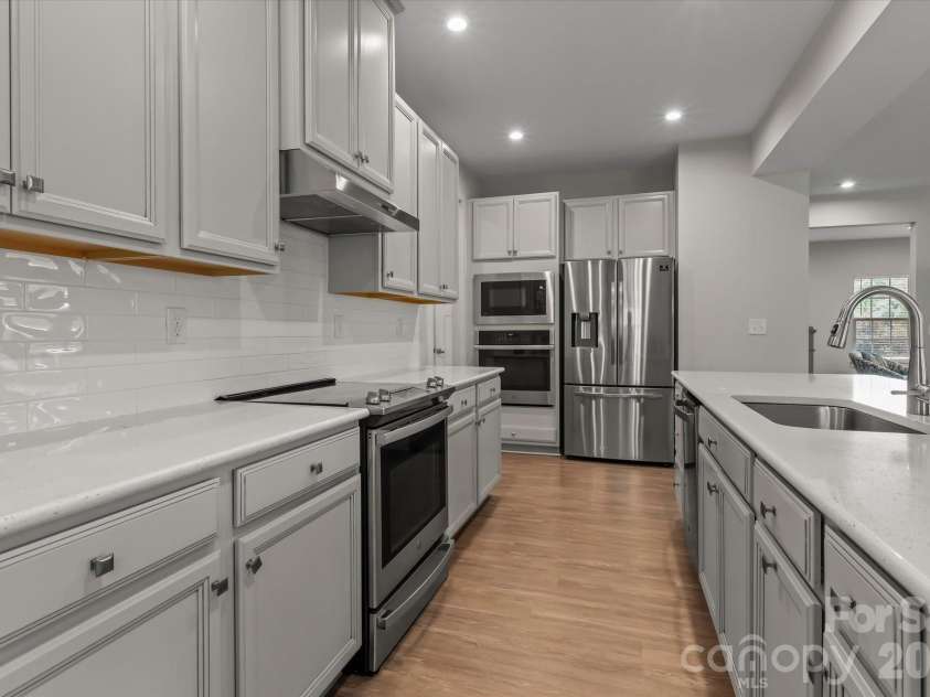 10250 Paper Birch Drive, Charlotte, NC 28215.  MLS# CAR4379500, YatesRealty ID 43565. 
