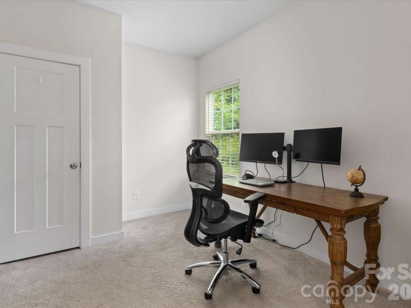 10250 Paper Birch Drive, Charlotte, NC 28215.  MLS# CAR4379500, YatesRealty ID 43565. 