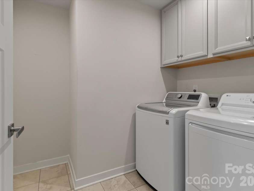 10250 Paper Birch Drive, Charlotte, NC 28215.  MLS# CAR4379500, YatesRealty ID 43565. 