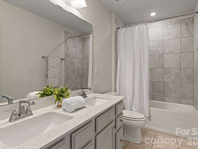 10250 Paper Birch Drive, Charlotte, NC 28215.  MLS# CAR4379500, YatesRealty ID 43565. 