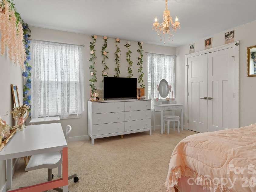 10250 Paper Birch Drive, Charlotte, NC 28215.  MLS# CAR4379500, YatesRealty ID 43565. 