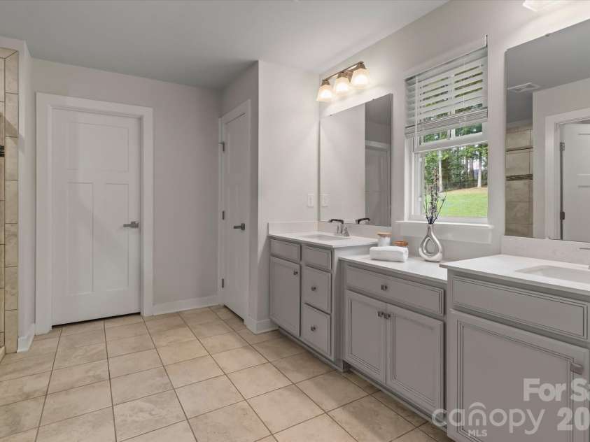10250 Paper Birch Drive, Charlotte, NC 28215.  MLS# CAR4379500, YatesRealty ID 43565. 