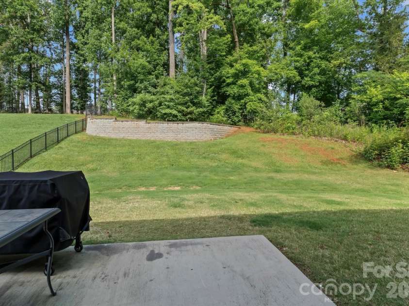 10250 Paper Birch Drive, Charlotte, NC 28215.  MLS# CAR4379500, YatesRealty ID 43565. 