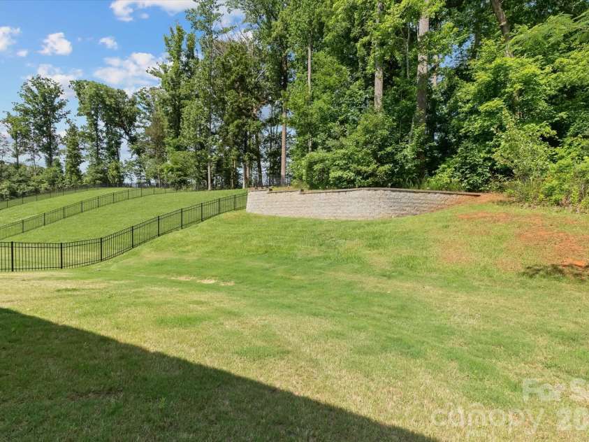 10250 Paper Birch Drive, Charlotte, NC 28215.  MLS# CAR4379500, YatesRealty ID 43565. 