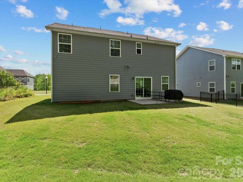 10250 Paper Birch Drive, Charlotte, NC 28215.  MLS# CAR4379500, YatesRealty ID 43565. 