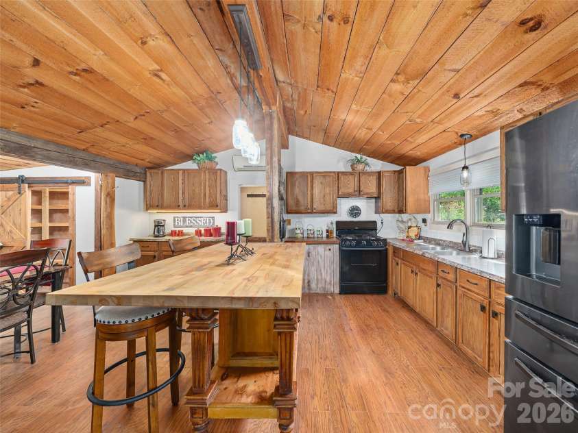 161 Moody Mountain Road, Burnsville, NC 28714.  MLS# CAR4411099, YatesRealty ID 43566. 